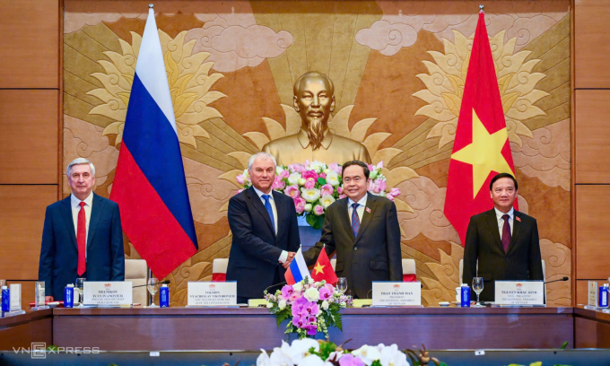 Chủ tịch Quốc hội Trần Thanh Mẫn bắt tay Chủ tịch Duma Quốc gia Nga Vyacheslav Volodin tại Phiên họp. Ảnh: Giang Huy