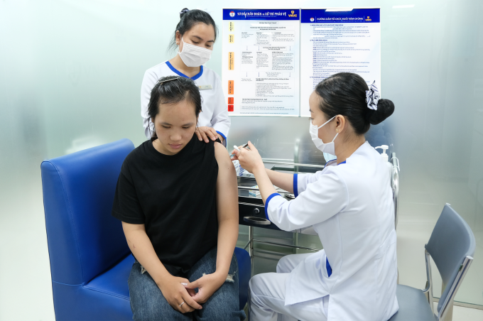 Người lớn tiêm vaccine tại Hệ thống Tiêm chủng VNVC. Ảnh: Khánh Hòa