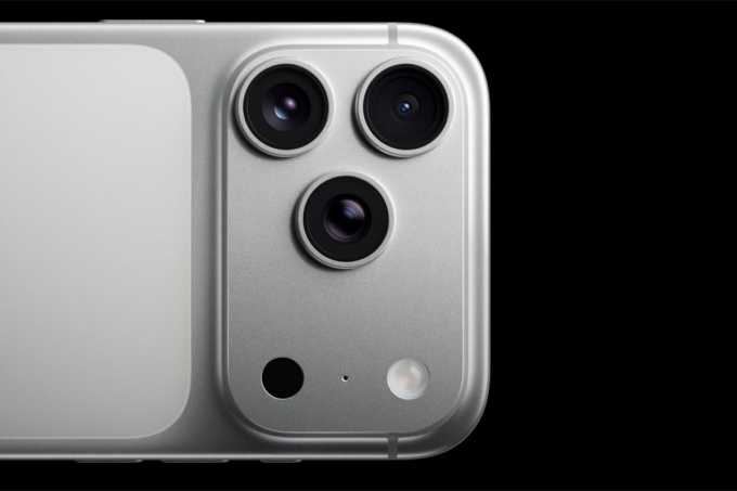 Cụm ba camera với 8 tiêu cự trên máy iPhone 17 Pro Max. Ảnh: Apple