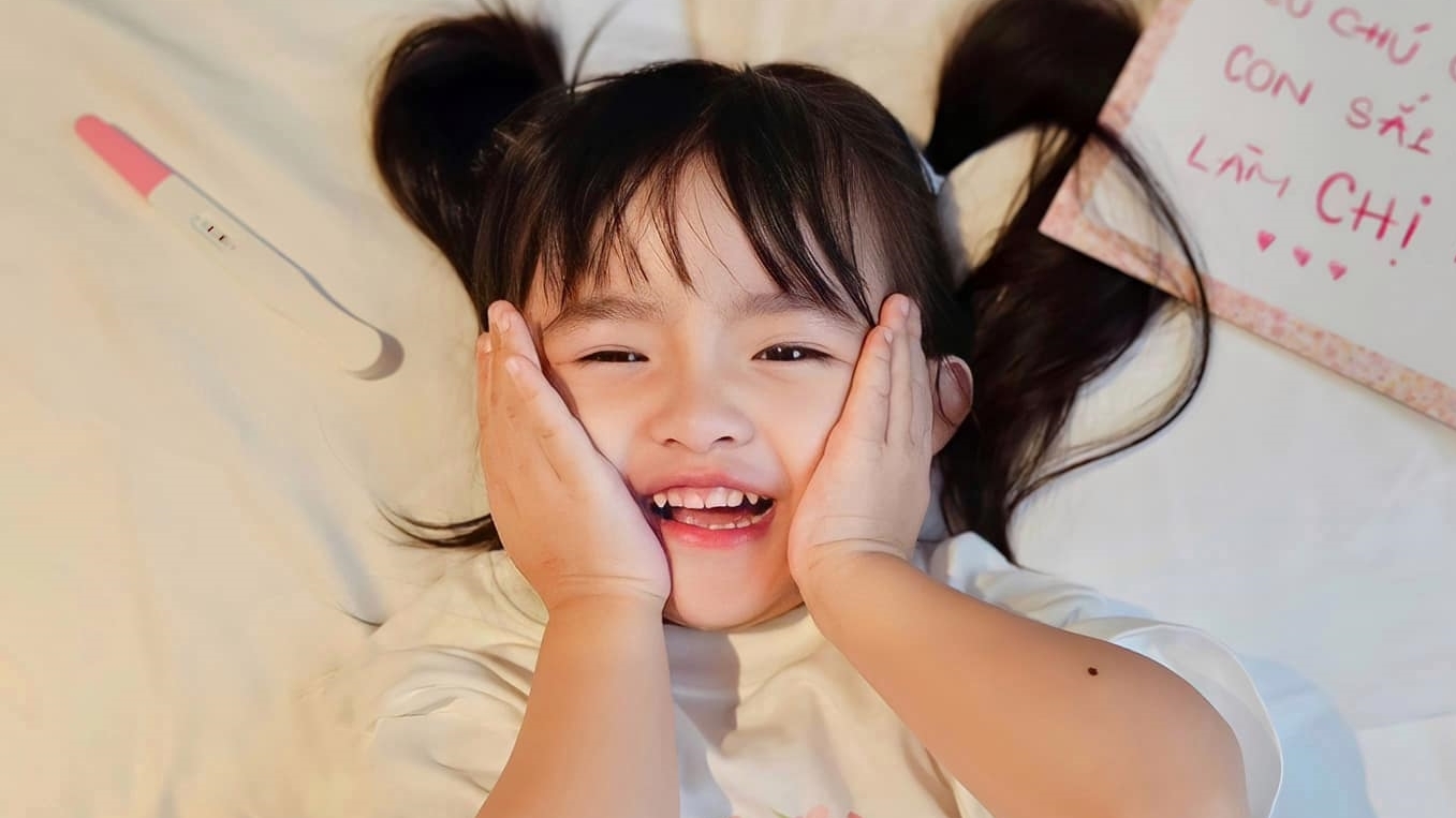 Con gái Đông Nhi hát, múa