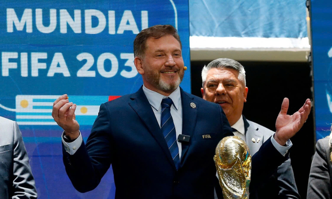 Chủ tịch LĐBĐ Nam Mỹ (CONMEBOL) Alejandro Dominguez trong buổi thông báo Argentina, Uruguay và Paraguay tổ chức các trận đầu World Cup 2030, ngày 11/12/2024 tại Asuncion, Paraguay. Ảnh: Reuters