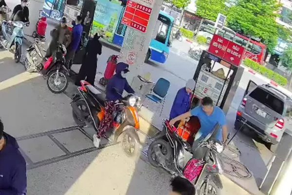 Hà Nội: Ôtô đâm cột xăng gây cháy lớn