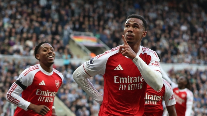 Gabriel (phải) mừng bàn ấn định chiến thắng 2-1 trên sân St James Park, Newcastle, Anh hôm 28/9. Ảnh: Reuters