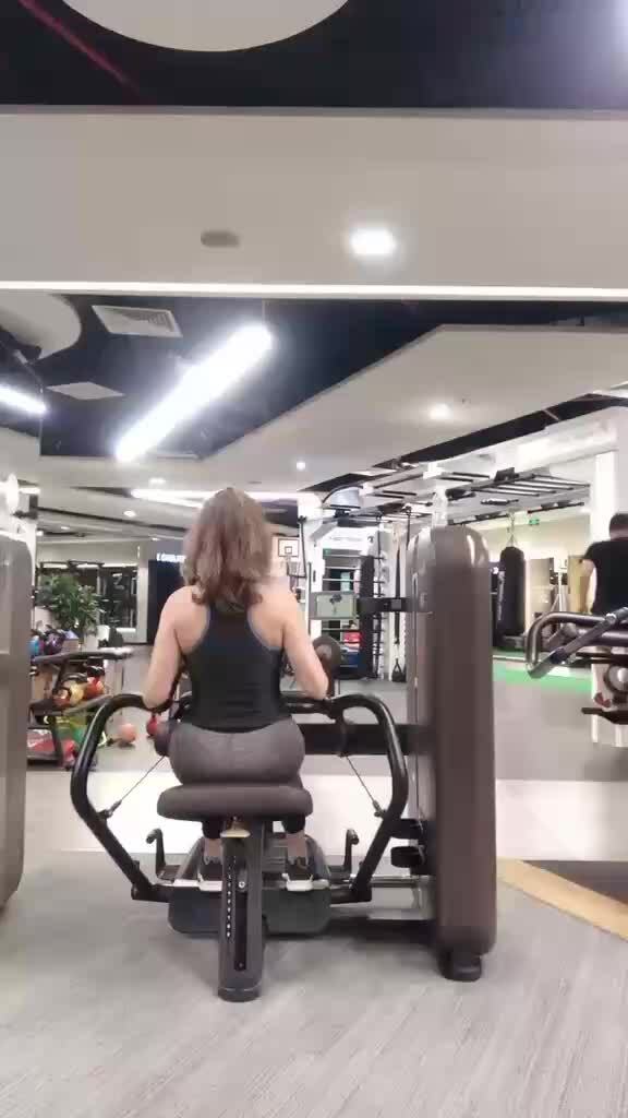Cụ bà U70 trẻ đẹp nhờ đam mê gym