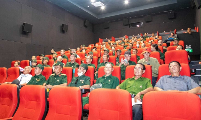 Các cựu chiến binh Quảng Trị được mời xem phim Mưa đỏ. Ảnh: Hoàng Táo
