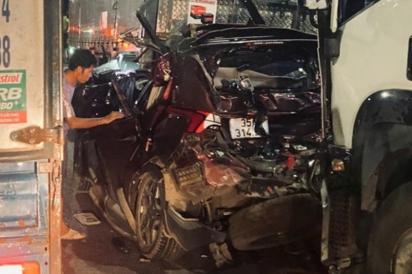 Tai nạn xe 7 chỗ: Chờ đèn đỏ bị tông, tài xế tử vong