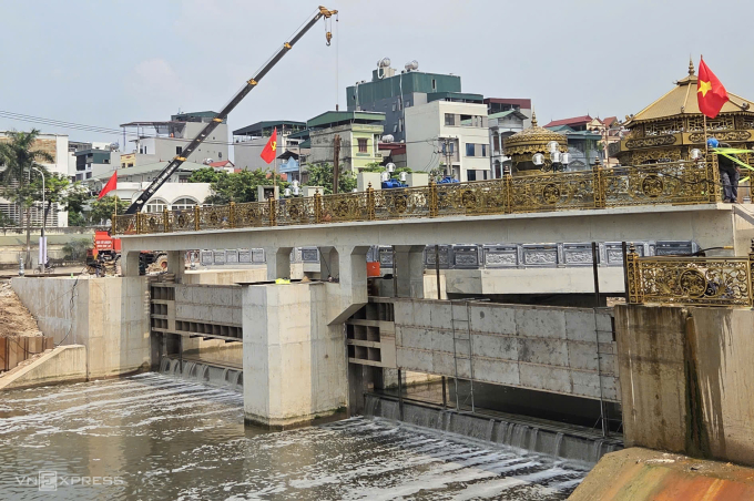 Đập dâng đầu tiên trên sông Tô Lịch đã hoàn thành và đưa vào sử dụng. Ảnh: Võ Hải