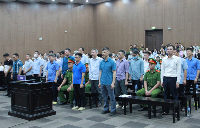 Chủ tịch Nguyễn Văn Hưng, chủ tịch Thuận An (hàng đầu, áo phông lam, đeo kính) và các bị cáo tại tòa. Ảnh: Danh Lam