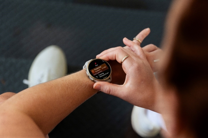 Runner có thể theo dõi các chỉ số ngay trên đồng hồ. Ảnh: Garmin