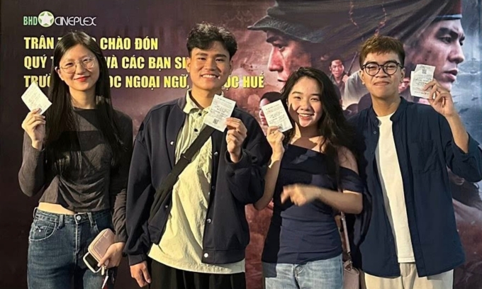 Sinh viên trường Đại học Ngoại ngữ - Đại học Huế xem phim Mưa đỏ. Ảnh: Đoàn thanh niên Đại học Ngoại ngữ - Đại học Huế