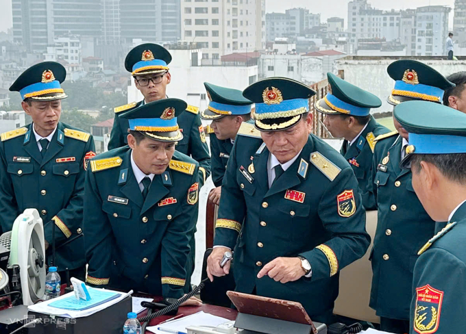 Đại tá Ngô Quang Huy (thứ hai từ trái sang) cùng lãnh đạo Quân chủng Phòng không Không quân điều hành khối bay chào mừng ngày chính lễ từ Đài chỉ huy trên phố Quán Thánh. Ảnh: Gia Chính