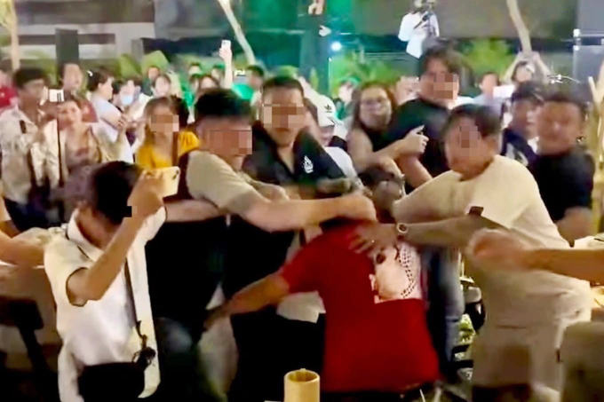 Cảnh hỗn loạn tại quán ăn được mạng xã hội lan truyền. Ảnh: Cắt từ video