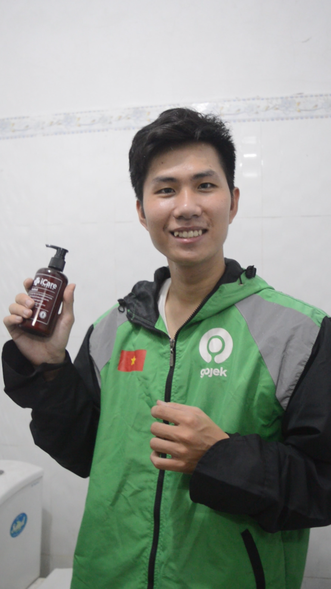 Shipper trẻ tại Cần Thơ hài lòng sau một thời gian sử dụng sản phẩm. Ảnh: Nhân vật cung cấp
