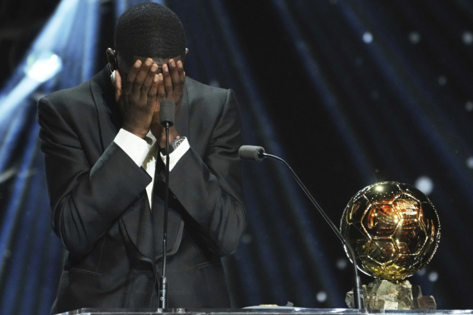 Ousmane Dembele ôm mặt xúc động khi lên sân khấu nhận Quả Bóng Vàng trong gala ở nhà hát Chatelet, thành phố Paris, Pháp tối 22/9/2025. Ảnh: AP