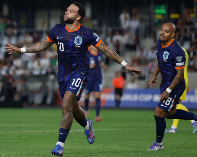 Memphis Depay (trái) trở thành cầu thủ ghi nhiều bàn nhất trong lịch sử Hà Lan. Ảnh: Reuters