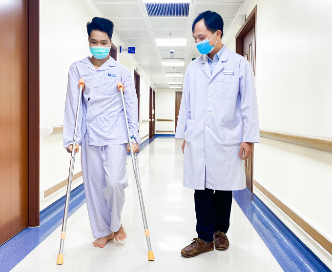 Phát tập đi lại cùng bác sĩ Trường vào ngày thứ 3 sau phẫu thuật. Ảnh: Bệnh viện Đa khoa Tâm Anh