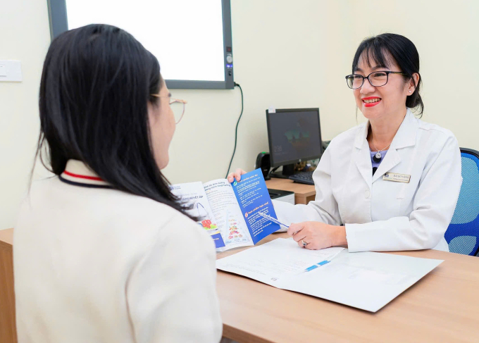 Bác sĩ Yến Thủy tư vấn dinh dưỡng cho người bệnh. Ảnh: Bệnh viện Đa khoa Tâm Anh