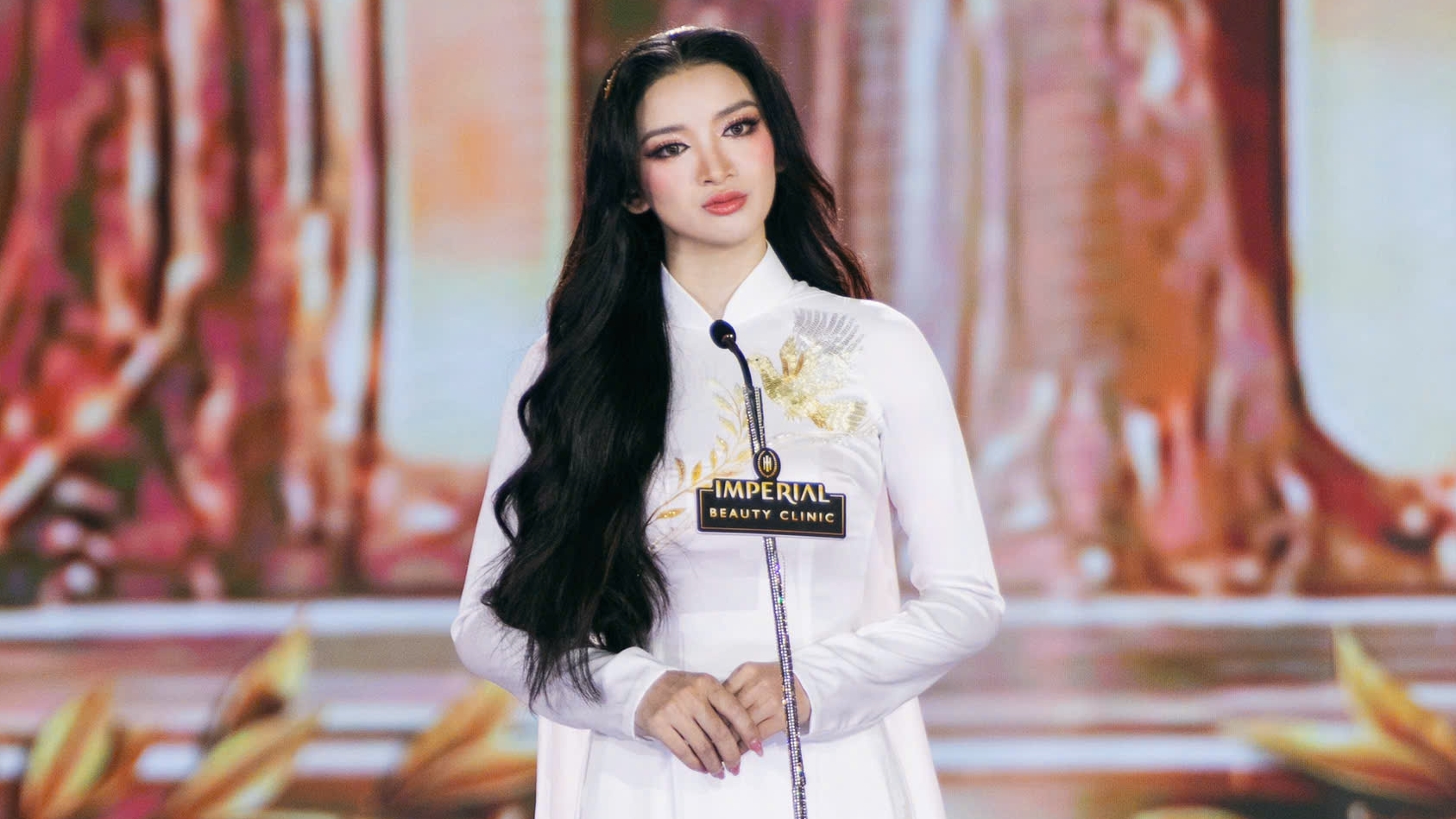 Đinh Y Quyên thuyết trình chủ đề hòa bình tại Miss Grand Vietnam