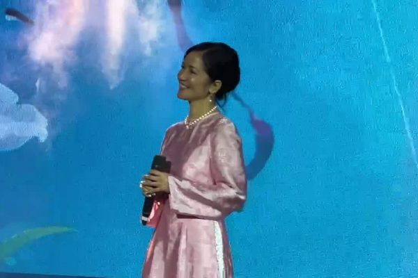 Hà Kiều Anh: Con trai đệm đàn cho diva Hồng Nhung