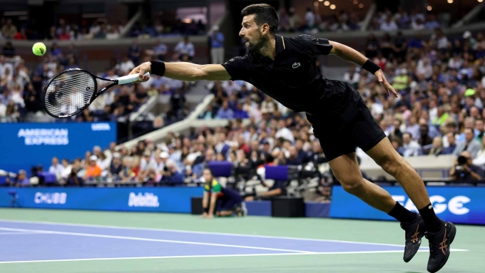 Djokovic trả giao bóng trong trận gặp Struff, ở vòng bốn Mỹ Mở rộng, trên sân Arthur Ashe, New York hôm 1/9. Ảnh: Reuters