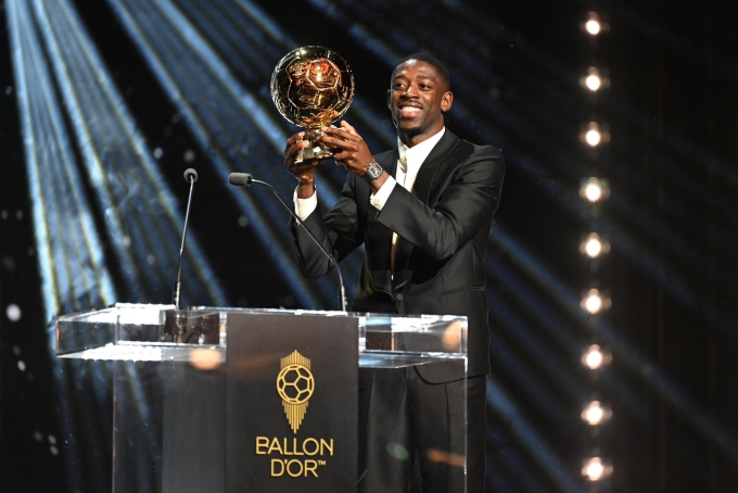 Dembele nâng cao Quả Bóng Vàng 2025 trong lễ trao giải tại nhà hát Chatelet, Paris, Pháp tối 22/9. Ảnh: Ballon dOr