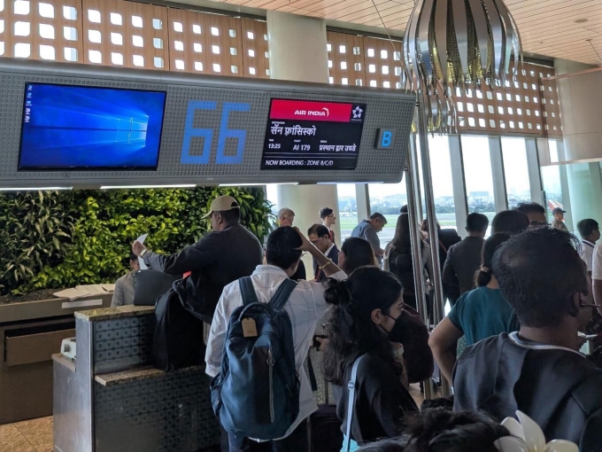 Hành khách chờ lên chuyến bay Air