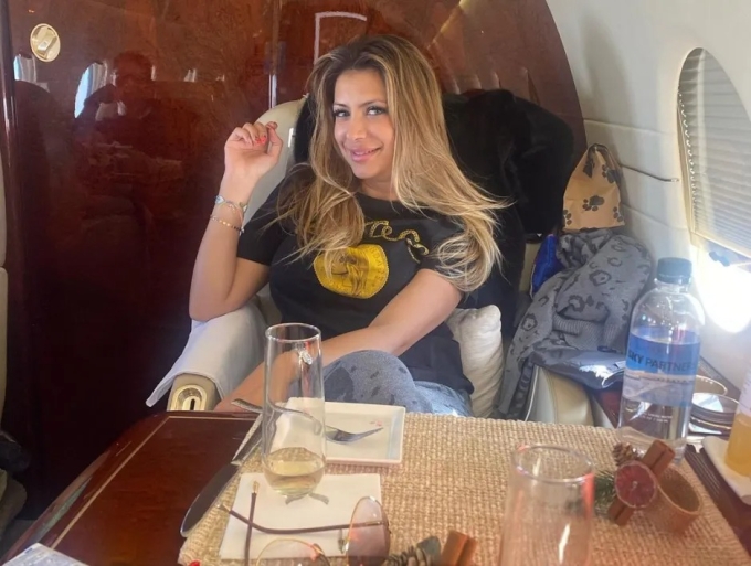 Jasveen Sangha vẫn khoe ảnh du lịch bằng máy bay riêng cho đến khi bị bắt. Ảnh: Instagram