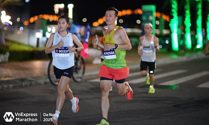 Yến Thư (trái) thi đấu tại VnExpress Marathon Đà Nẵng.Ảnh: VnExpress Marathon