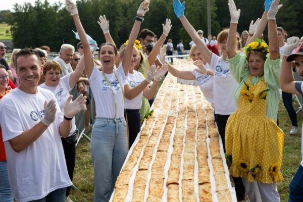 Kỷ lục Guinness: Dãy bánh táo dài 3km ấn tượng