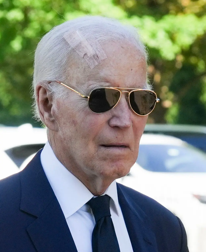 Ông Biden với vết băng bó trên đầu khi dự tang lễ cựu thống đốc Delaware Mike Castle hồi cuối tháng 8. Ảnh: USA Today