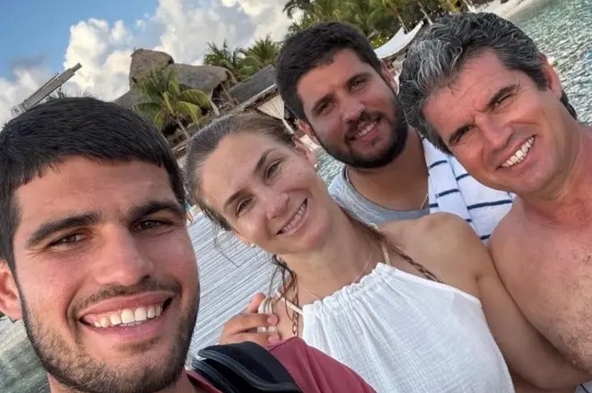 Alcaraz (trái) bên bố mẹ và anh trai Alvaro trong kỳ nghỉ ở Mexico. Ảnh: Instagram