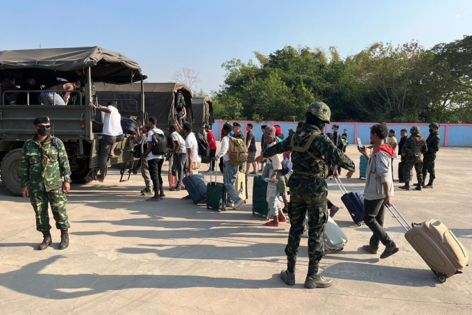 Lực lượng an ninh Thái Lan giải cứu các nạn nhân trong ổ lừa đảo trực tuyến tại Myanmar hồi tháng 2. Ảnh: Quân đội Thái Lan