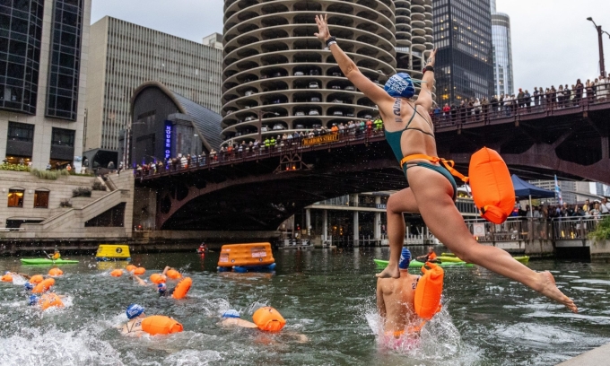 Khán giả đứng trên cầu quan sát sự kiện bơi lội trên sông Chicago ngày 21/9. Ảnh: Chicago Tribune