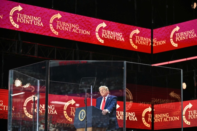 Ông Trump phát biểu sau những tấm kính chống đạn tại sự kiện. Ảnh: AFP