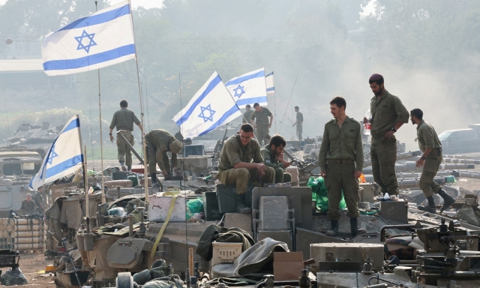 Lính Israel nghỉ ngơi trên xe tăng gần biên giới Dải Gaza ở miền nam đất nước hồi tháng 1/2024. Ảnh: Reuters