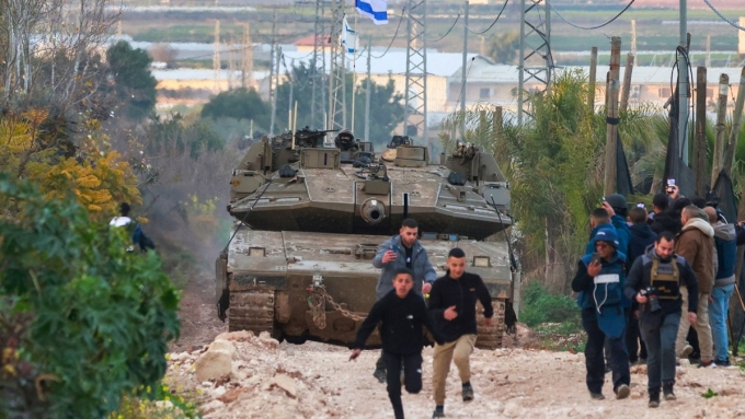 Xe tăng Israel tiến vào khu trại Jenin cho người tị nạn Palestine ở Bờ Tây hồi tháng hai. Ảnh: AFP