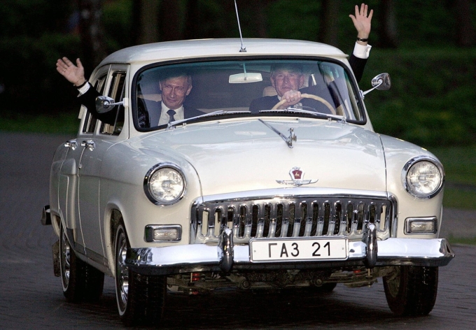 Tổng thống Mỹ George W. Bush và Tổng thống Putin lái xe Volga ở Odintsovsky, Nga, năm 2005. Ảnh: AFP
