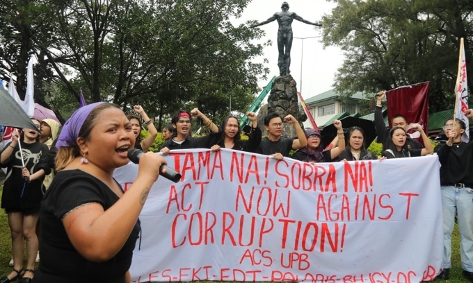 Sinh viên tại một trường đại học của Philippines biểu tình chống nạn tham nhũng hôm 17/9. Ảnh: Inquirer