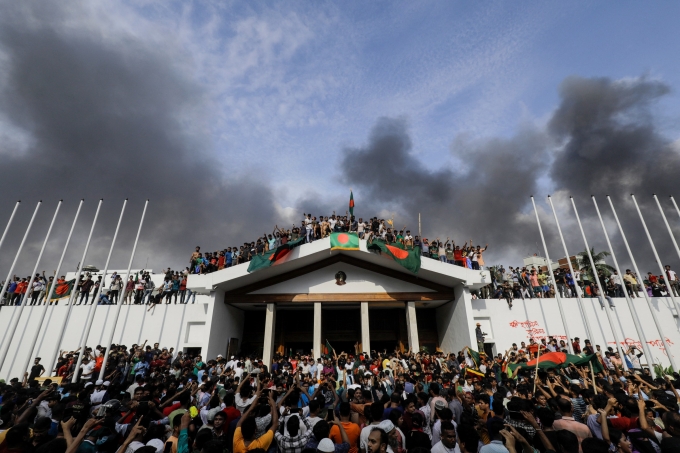 Người biểu tình xông vào Phủ Thủ tướng ở thủ đô Dhaka, Bangladesh, hồi tháng 8/2024. Ảnh: AFP