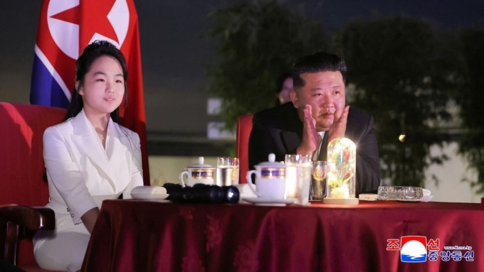 Ông Kim Jong-un và con gái Kim Ju-ae tham dự lễ kỷ niệm hoàn thành khu du lịch ven biển Wonsan Kalma ở Wonsan, Triều Tiên, hồi tháng 6. Ảnh: KCNA