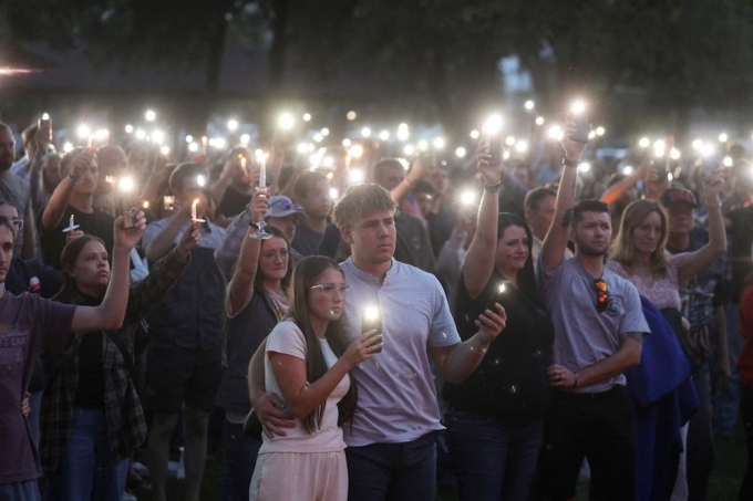 Mọi người tham dự buổi cầu nguyện cho Kirk tại Công viên Trung tâm Orem, bang Utah, ngày 11/9. Ảnh: Reuters