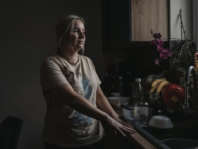 Edyta Wieczorek trong ngôi nhà của cô ở làng Krzywowierzba, miền đông Ba Lan. Ảnh: WSJ