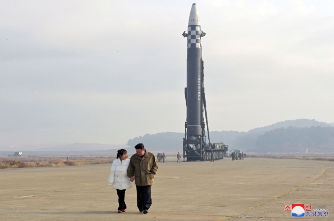 Ông Kim và con gái thị sát một vụ phóng thử tên lửa đạn đạo xuyên lục địa (ICBM) hồi năm 2022. Ảnh: KCNA