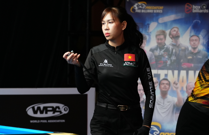 Cơ thủ Nguyễn Bích Trâm trong trận thắng đồng hương Bùi Xuân Vàng 2-0 tại Poison Cues Saigon Women’s 9-Ball Open Box Billiards, chiều 20/9. Ảnh: Đức Bảo