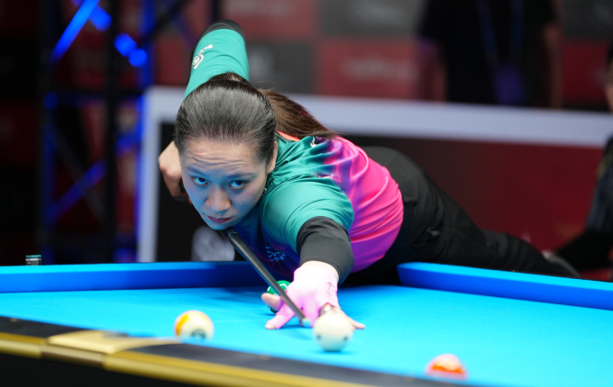 Cơ thủ Dương Yến Vi trong trận đấu với Pia Filler (Đức) ở nội dung Poison Cues Saigon Women’s 9-Ball Open ngày 21/9. Ảnh: Đức Bảo