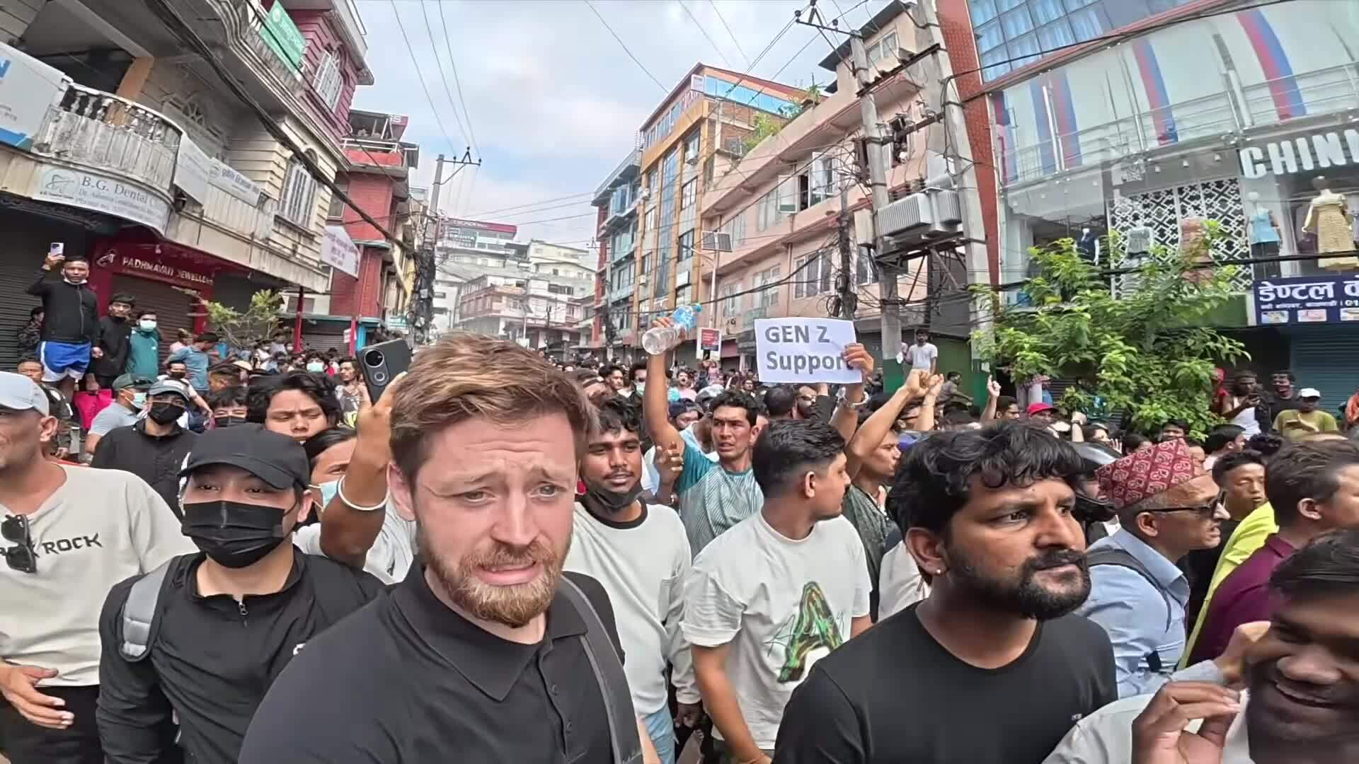 Du khách Anh tình cờ chứng kiến cảnh bạo loạn ở Nepal