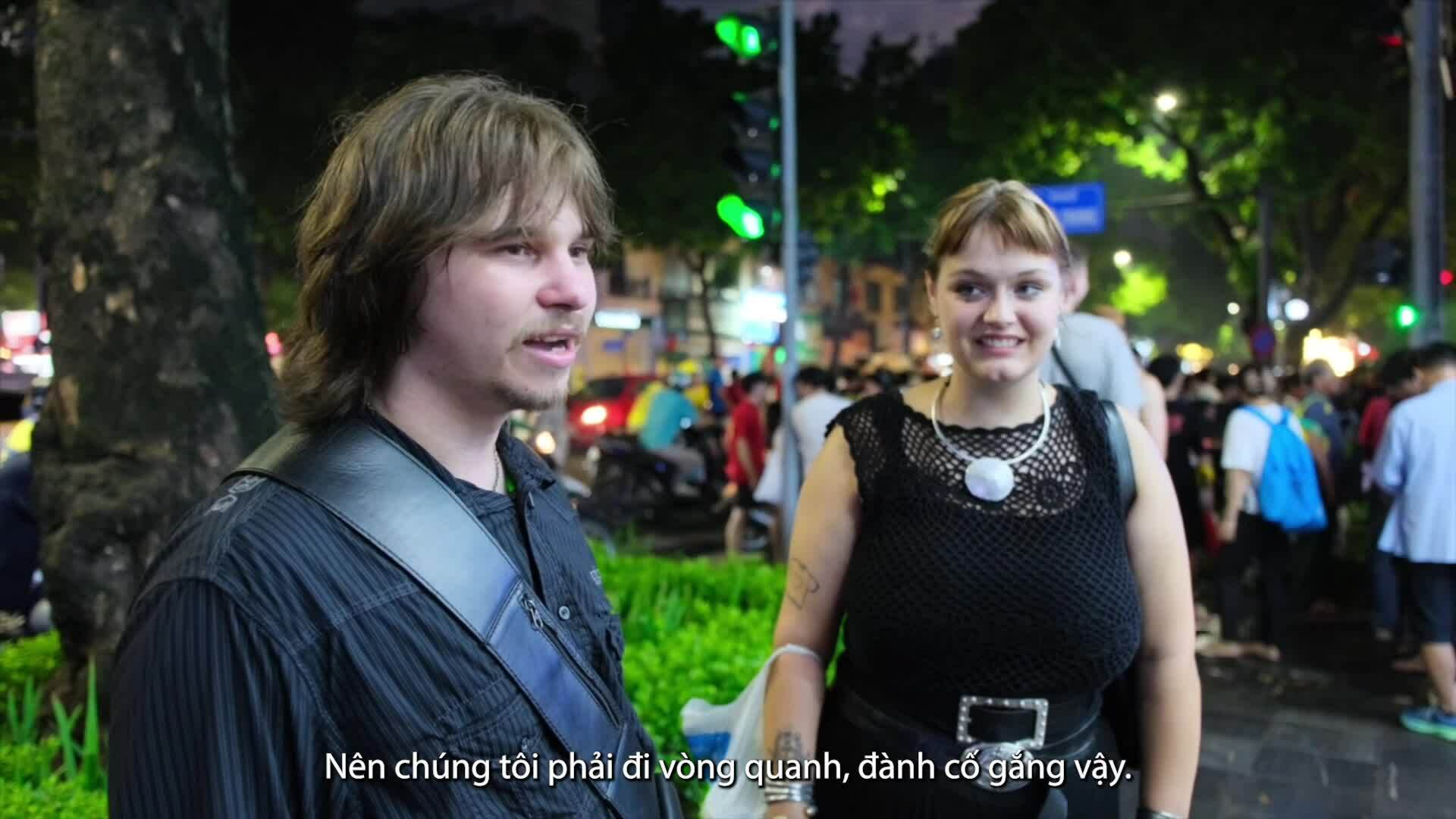 Du khách loay hoay vì phong toả đường sớm trước giờ diễu binh