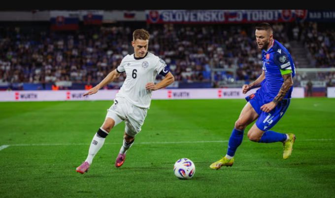 Joshua Kimmich (trái) đi bóng trước sự truy cản của Milan Skriniar. Ảnh: DFB