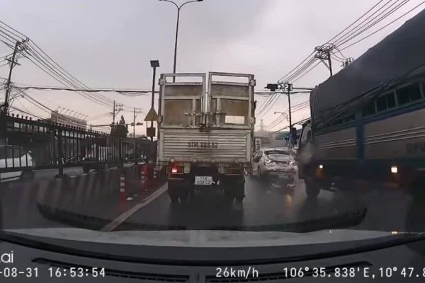 Tai nạn bất ngờ: Ôtô con nát vụn do xe tải húc mạnh
