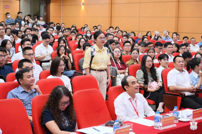 Một tân bác sĩ nội trú (áo vàng) đọc tên chuyên ngành muốn theo đuổi, ngày 9/9. Ảnh: Fanpage nhà trường
